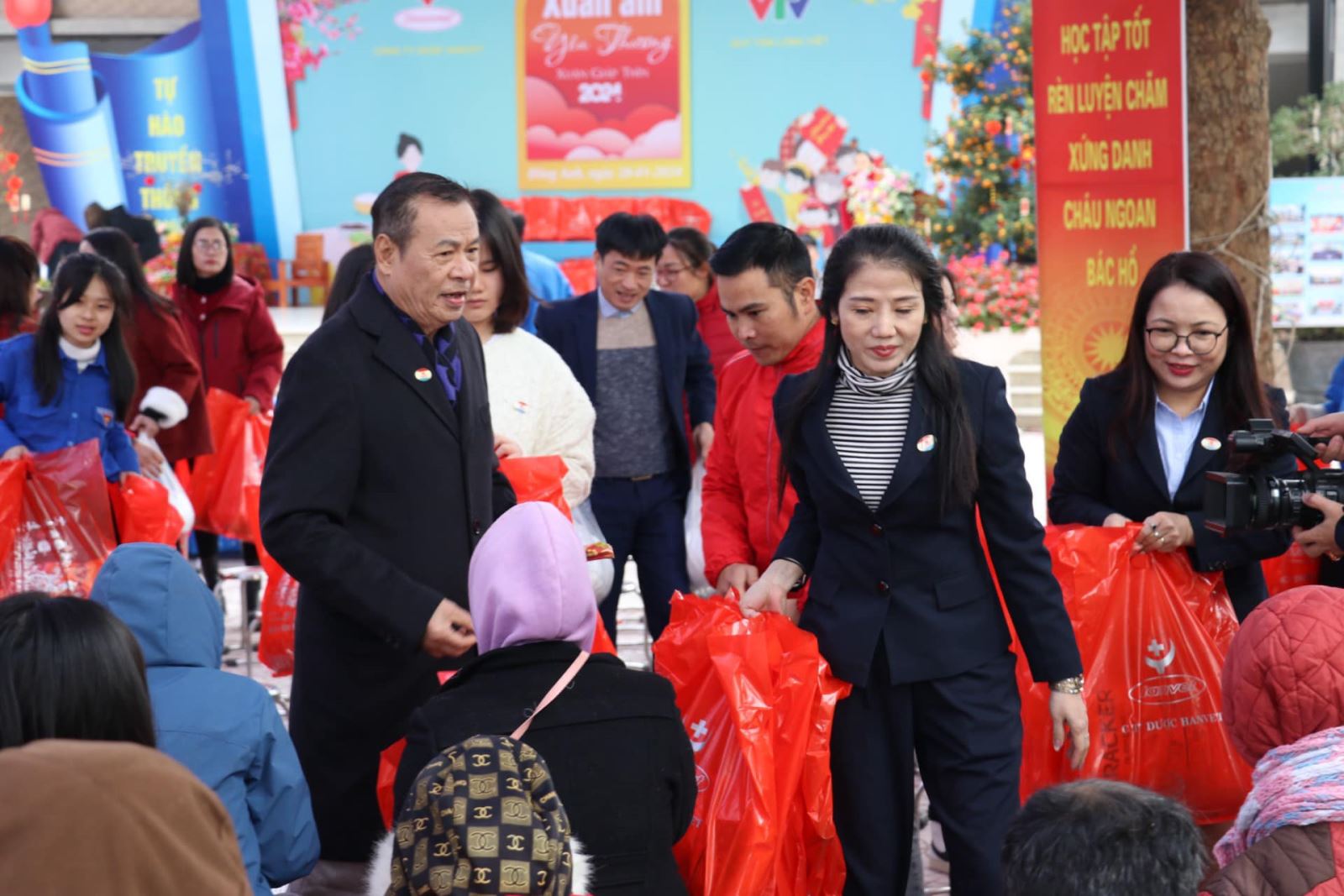 Giving Tet Gifts to Underprivileged Families and People with Disabilities in Dong Anh District