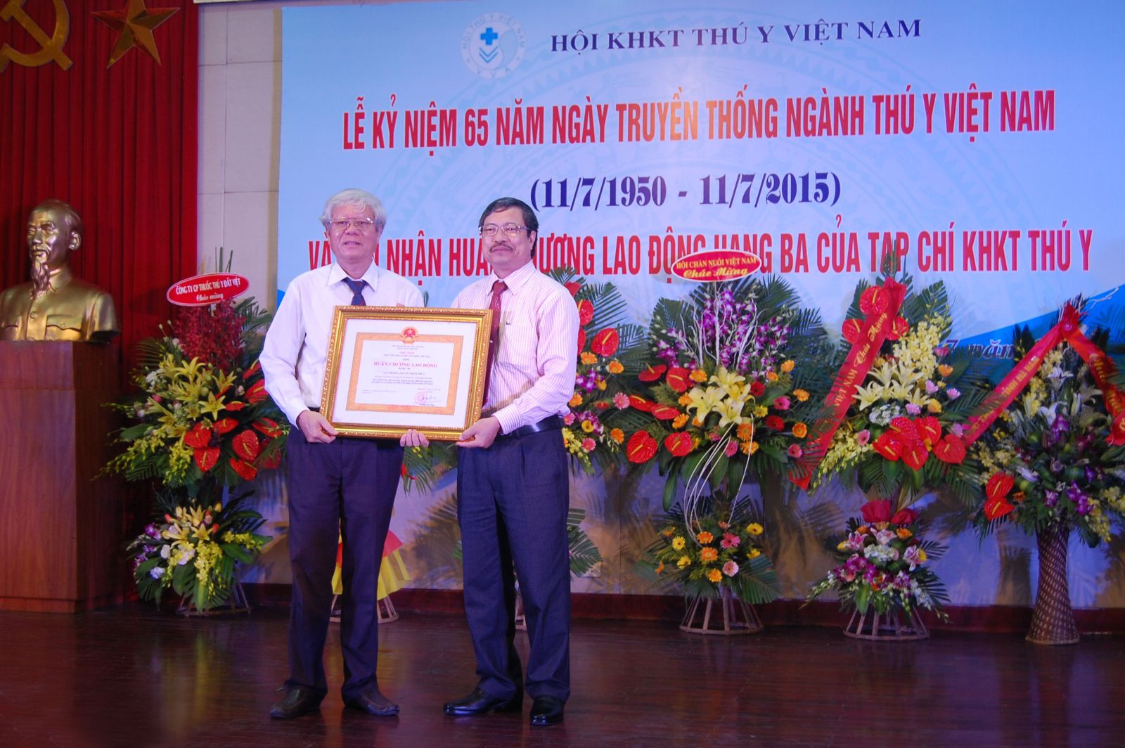 Hanvet- Nhà tài trợ chính cho lễ kỷ niệm 65 năm ngày truyền thống Ngành Thú y Việt Nam (11/7/1950–11/7/2015) và đón nhận Huân chương Lao động hạng ba của Tạp chí KHKT thú y